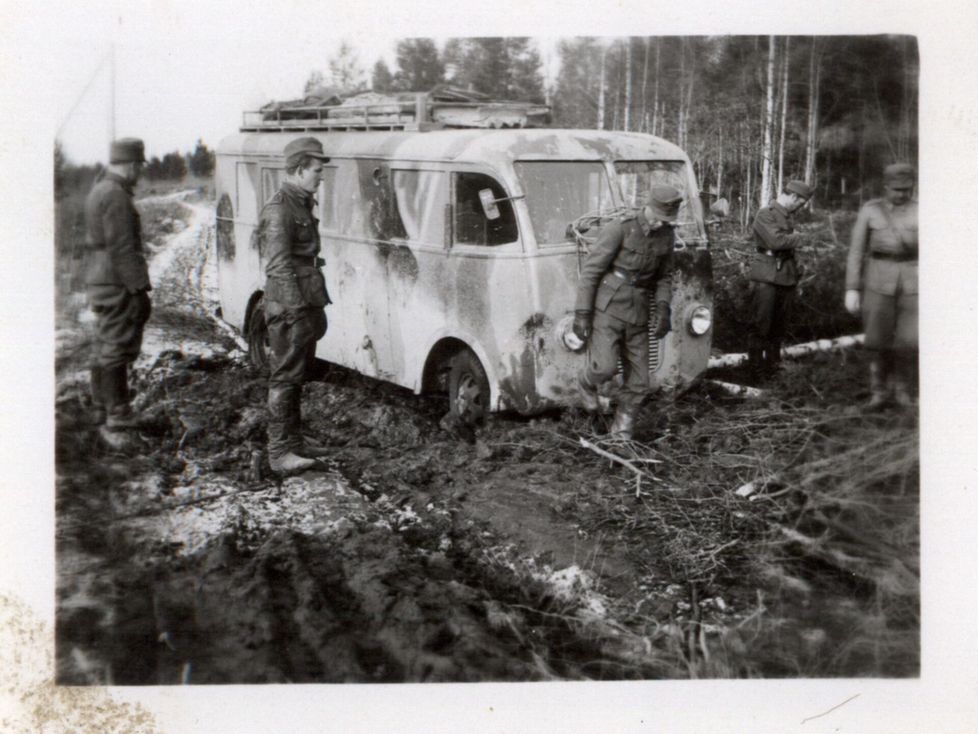 Mutaan juuttunut radiotiedustelun auto. Radiotiedustelusta tuli sodan edetessä yhä tärkeämpi tietolähde.