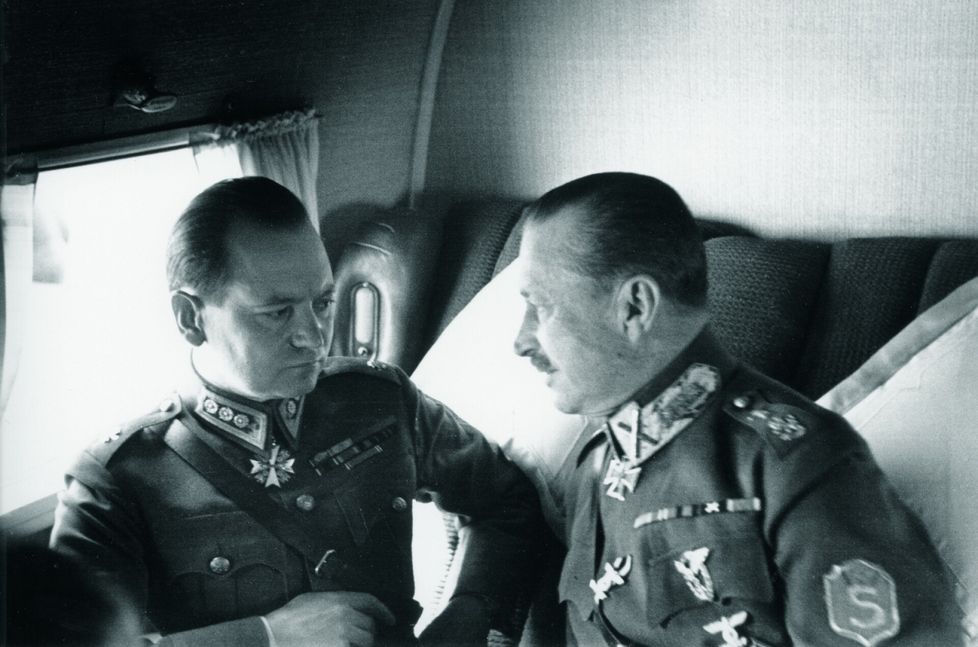 Tiedustelupäällikkö Aladár Paasonen ja Mannerheim. Paasonen uskoi suurhyökkäykseen kesäkuussa 1944. Mannerheim ei silti aanut kaikkia asiaan liittyviä tietoja.