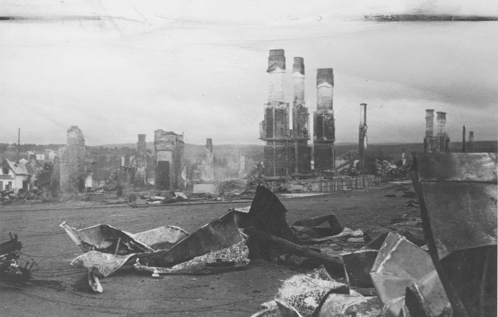 Tuhottua Rovaniemeä. Lapin sodassa saksalaisista ja suomalaisista tuli vihollisia. Saksalainen tiedustelu-upseeri kuitenkin auttoi suomalaisia.