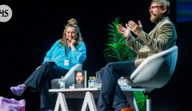 Kari Hotakaisen uutuuskomedia Kirjamessut suomii makeasti kirja-alaa vasemmalta ja oikealta