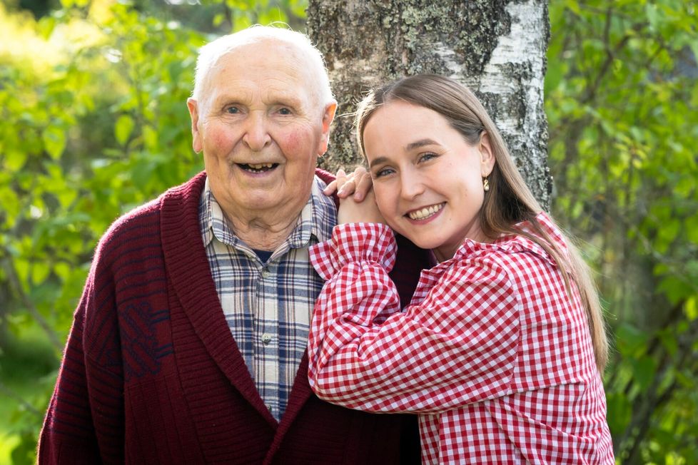Kirjailija ja sisällöntuottaja Lotta-Sofia Saahko ja hänen pappansa Jorma Saahko nähdään Unohtumattomat – muistikuoron matka -sarjassa, joka on nähtävillä kokonaisuudessaan Yle Areenassa ja jaksoittain Yle TV1:ssä torstaisin klo 19.00.