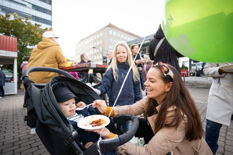 Porin päivän ykkösperinneherkkua, ohrankryynivelliä ja rusinasoppaa, olivat torilla maistelemassa Aarni, 2, Aava, 6, sekä äiti Tuuli Uotila ja mummu Tarja Henttonen. Porilaislähtöinen Tuuli Uotila kertoi perheen tulleen mummulavierailulle Kaarinasta. Porin päivän viettoon hän kertoi osallistuvansa satunnaisesti.
