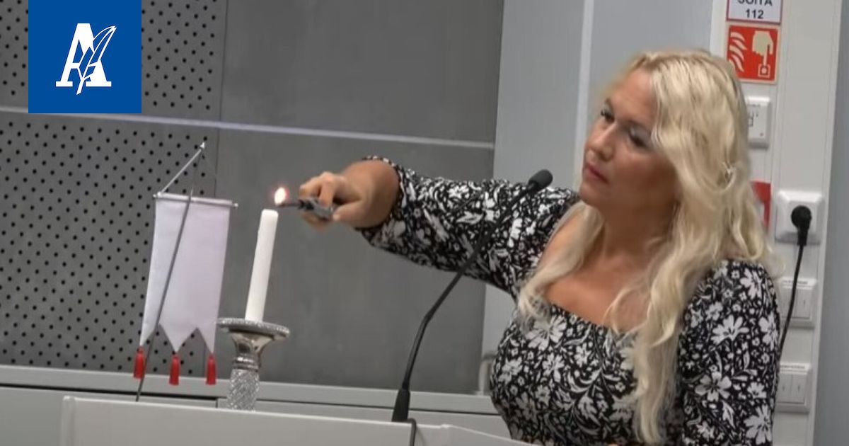 Akaalainen valtuutettu aloitti yllättäen hiljaisen hetken kiistellyn oikeistoaktivistin muistolle
