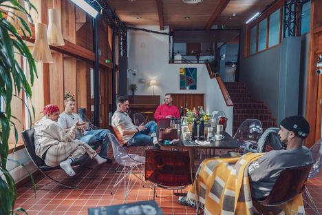 Pirunpelissä tunnetut suomalaiset asuvat saman katon alla ja ratkovat erilaisia psykologisia tehtäviä.