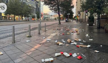 Helsingin keskustan jalkakäytävät peittyvät viikonloppuöisin pikaruokaroskaan