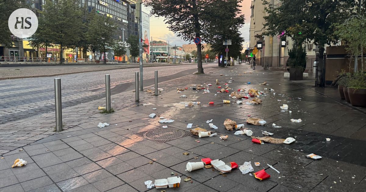 Helsingin keskustan jalkakäytävät peittyvät viikonloppuöisin pikaruokaroskaan