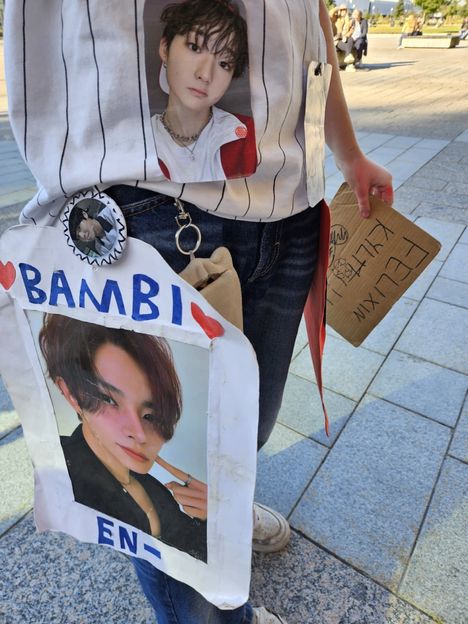 Monilla faneilla oli mukana kuvia heidän ihailemistaan tähdistä.