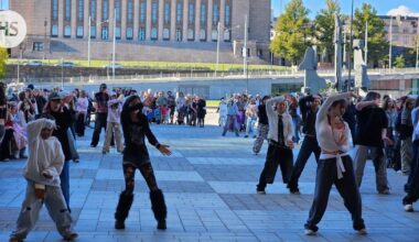 Joukko nuoria kerääntyi Kansalaistorille osallistuakseen tanssipeliin