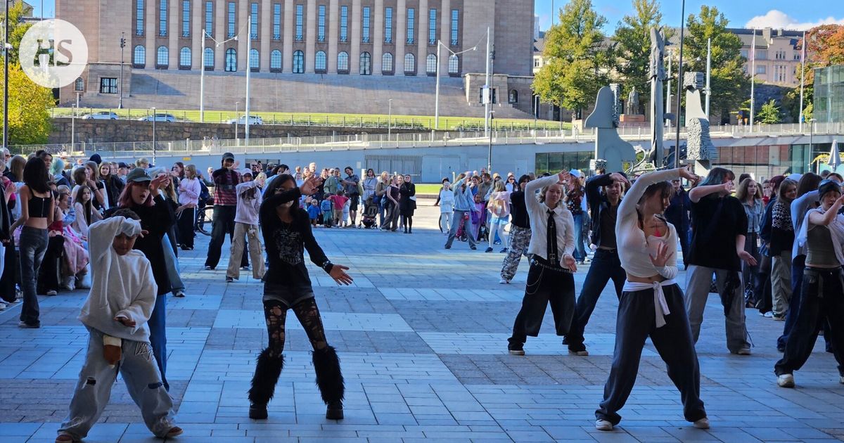 Joukko nuoria kerääntyi Kansalaistorille osallistuakseen tanssipeliin