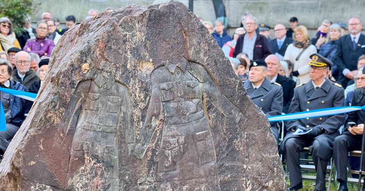 Kiveen veistetyt lottapuvut saivat paikan Tampereen tuomiokirkon kupeesta | Pirkanmaa