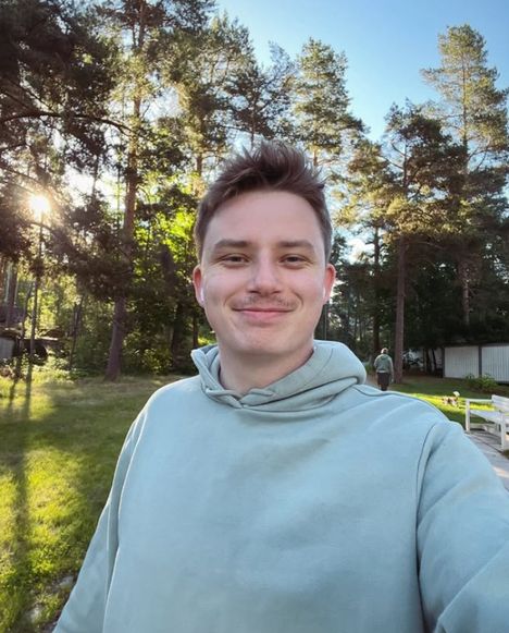 Talviurheilulajeja harrastava Chris on käynyt myös Lapissa. – Kävin Rovaniemellä Joulupukin kylässä ja näin poroja. Ja totta kai revontulet, se oli upeaa! Nämä kokemukset saivat minut rakastumaan Suomeen entistä enemmän. Siksi olen täällä vielä tänäkin päivänä.