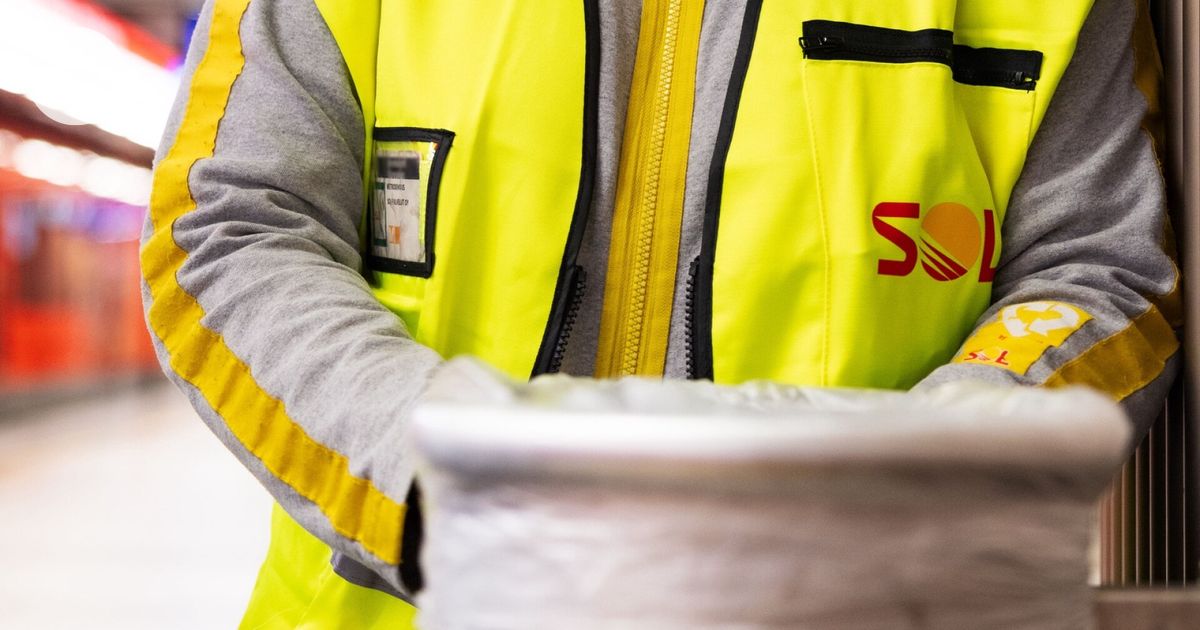 Uutuuskirja: SOL-yhtiön siivoojat pesivät hotellihuoneiden juomalasit vessarätillä