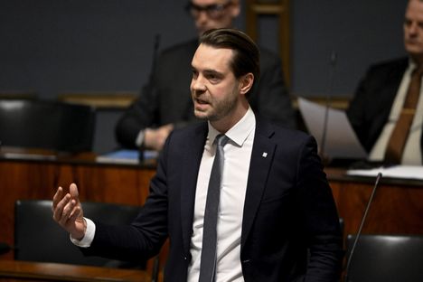Jouni Ovaska (kesk) hämmästelee Sammallahden somekäyttäytymistä.
