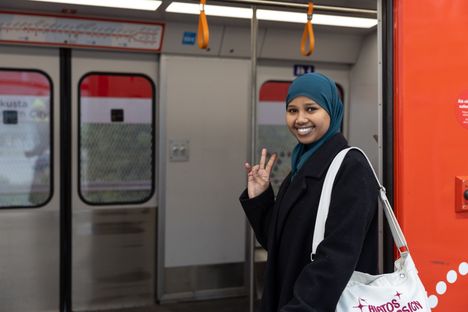 Eiraan lukioon matkalla ollut Naima Abubakar iloitsi, että metro kulkee taas. ”Kaipasin metroa!