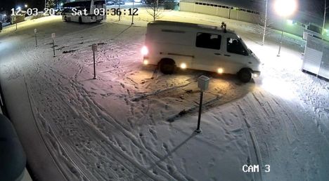 Varkaat poistuvat päiväkodin parkkipaikalta joulukuisena yönä klo 3.36.