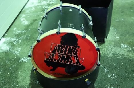 Artistin nimi rummun kalvolla herätti rikoskumppanin ja hän tajusi tekstin nähdessään, että edessä olisi ”kauhea myrsky”.