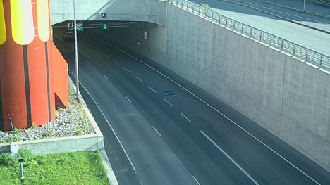 Este näkyi Rantatunneliin vievällä kaistalla puoli kolmen aikaan otetussa kuvassa.