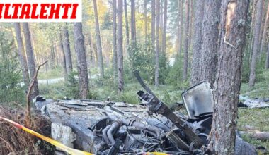 Hulppea urheiluauto syöksyi metsään ja romuttui Kokemäellä