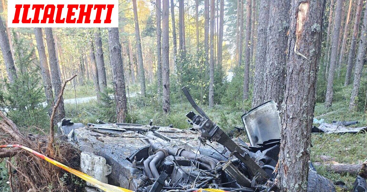Hulppea urheiluauto syöksyi metsään ja romuttui Kokemäellä