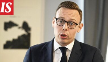 Työministeri Matias Marttinen vierailee Valmet Automotiven tehtaalla