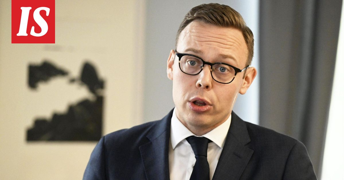 Työministeri Matias Marttinen vierailee Valmet Automotiven tehtaalla