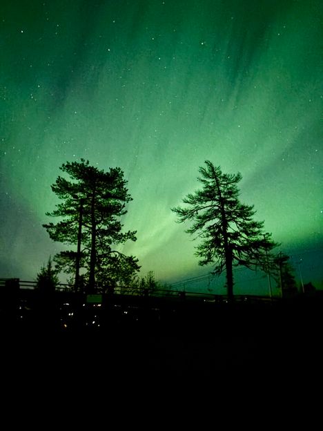 Meri-Tuuli taltioi taivaan väriloistoa Vuokatissa.