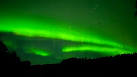 Tuua kuvasi vihreät revontulet Joensuun taivaalla maanantai-iltana.