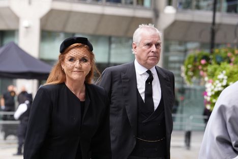 Monien kulmakarvat kohosivat, kun prinssi Andrew ja hänen ex-vaimonsa Yorkin herttuatar Sarah Ferguson saapuivat syyskuussa Kentin herttuatar Katharinen hautajaisiin muiden brittikuninkaallisten lailla.