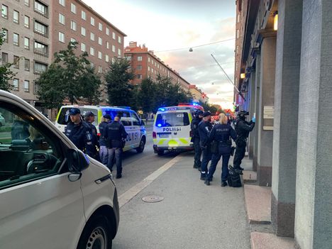 Valoisaan aikaan Mechelininkadulla oli vielä paljon poliiseja kerrostalon edustalla.