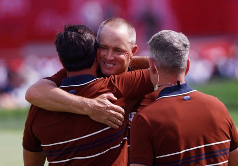 Alex Norén halasi Norjan Viktor Hovlandia viheriöllä Ryder Cupin aikaan lauantaina.