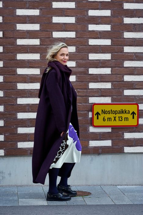 Takissa on ryhdikäs hartialinja, villasekoitetta, 159,90 €, Lindex. Puuvilla-viskoosinen neulosmekko 305 €, Marimekko. Huivi sävy sävyyn takin kanssa, 19,99 €, Lindex. Purjehduskengät 160 €, Vagabond.