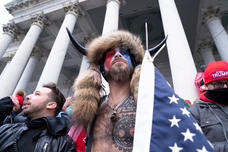 Loppiaisena 2021 Trumpin kannattajat rynnivät kongressitaloon.