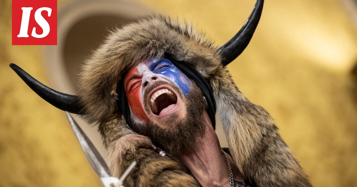 ”Qanon-shamaani” haastaa Trumpin oikeuteen – vaatii 40 biljoonan korvauksia