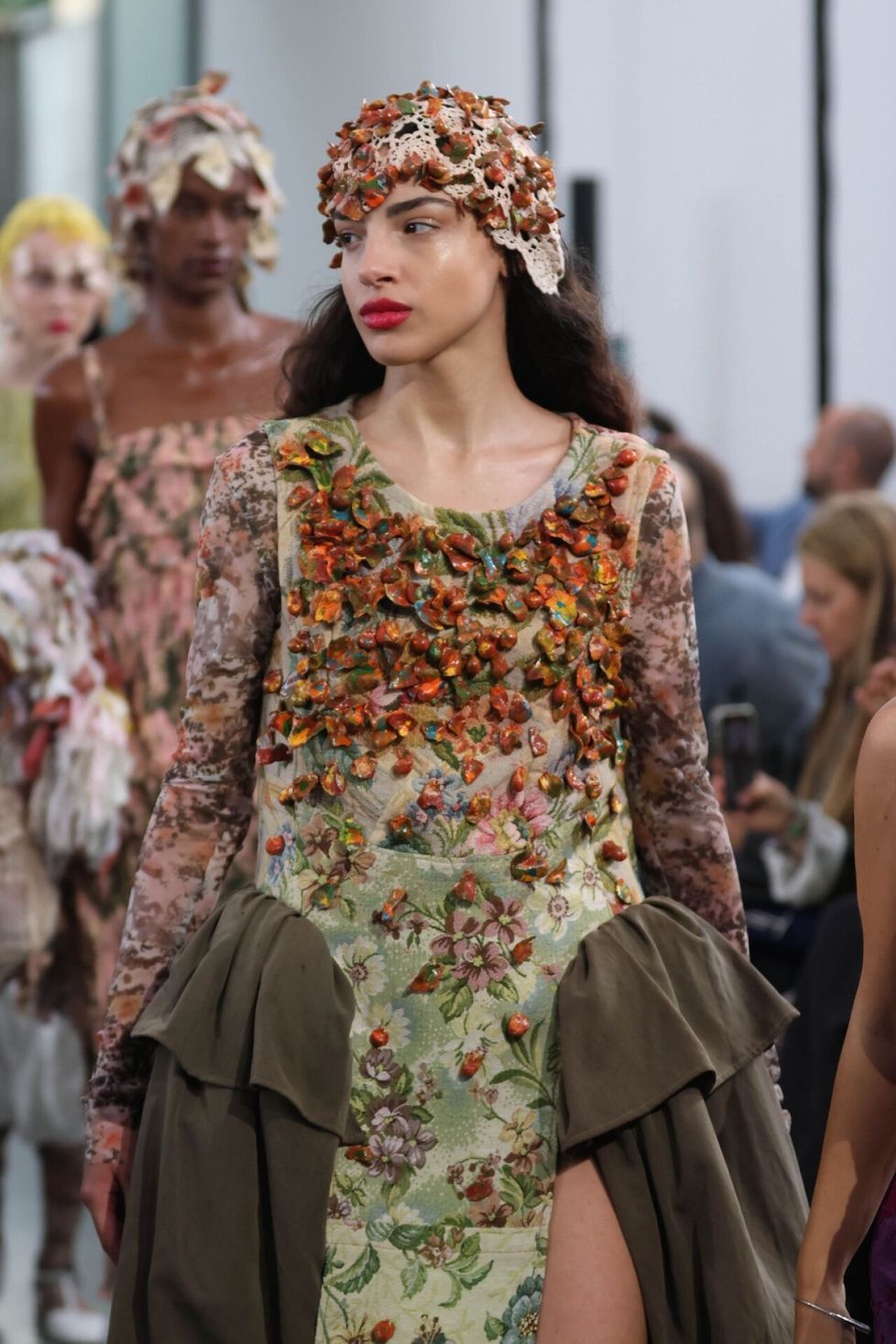 Muotiviikkojen Unstage IED Fashion Show’ssa nähtiin muun muassa valokuvaaja ja performanssitaiteilija Scarlett Rougen luomuksia.