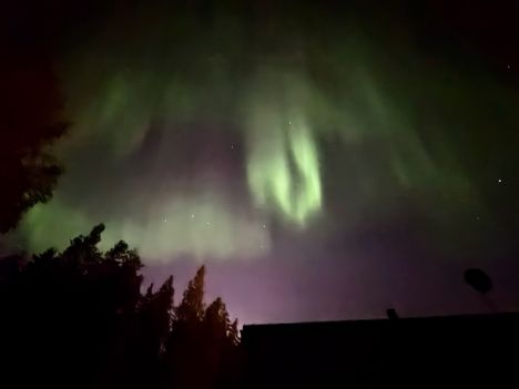 Kello 23 aikaan maanantai-iltana revontulia havaittiin Tampereen Vuoreksessa.