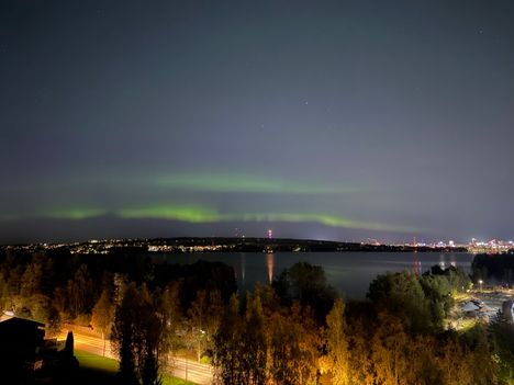 Lukija bongasi revontulet Tampereen yllä jo hieman ennen iltayhdeksää maanantaina. Kuva on otettu Pirkkalan Pereen suunnasta.