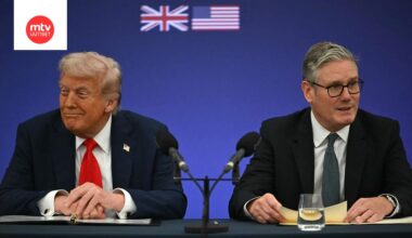 Britannian pääministeri Keir Starmer (oik.) puhui Yhdysvaltain presidentin Donald Trumpin (vas.) kanssa Britanniassa.