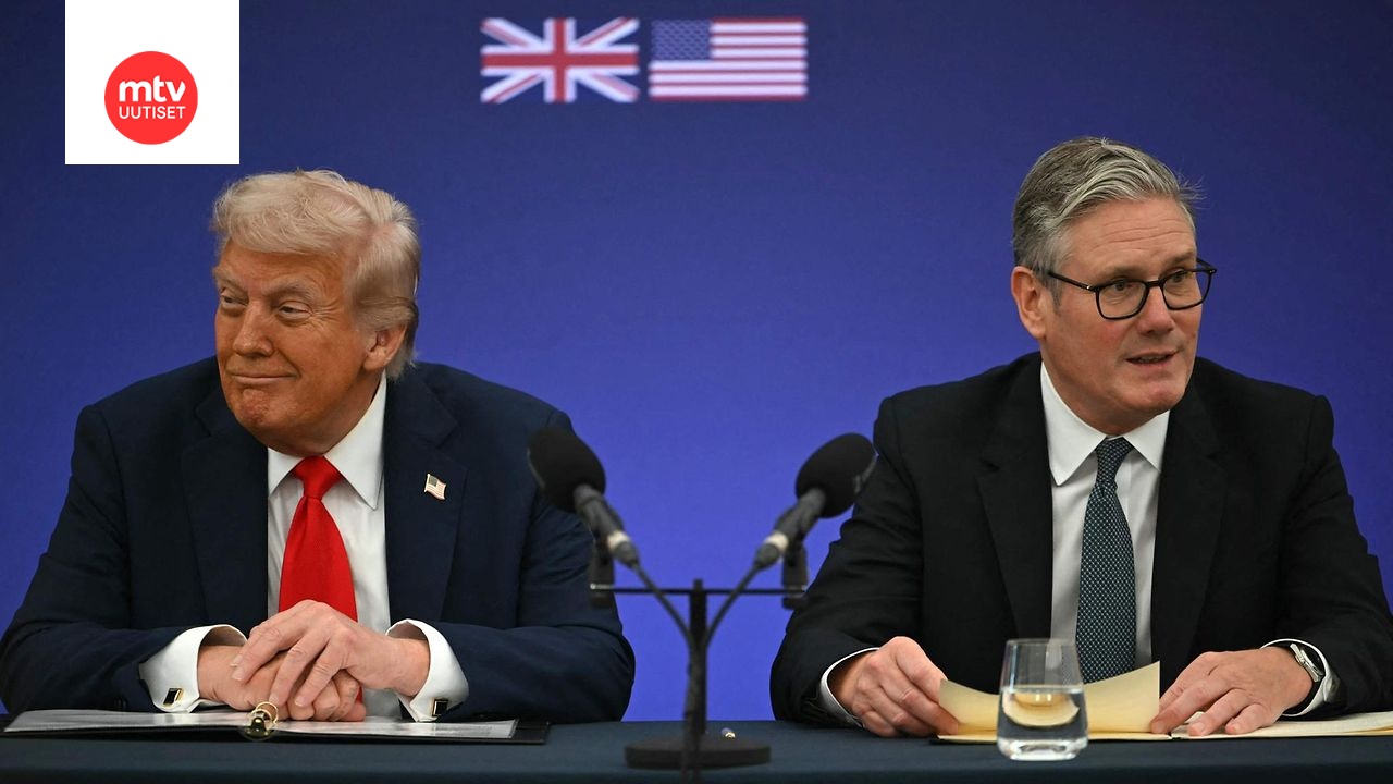 Britannian pääministeri Keir Starmer (oik.) puhui Yhdysvaltain presidentin Donald Trumpin (vas.) kanssa Britanniassa.