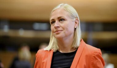 "En muuta pukeutumistani sen mukaan, ketä olen tapaamassa. Minulla on linja, etten esimerkiksi osallistu tilaisuuksiin, joissa edellytetään kasvojen tai hiusten peittämistä", ulkoministeri Elina Valtonen sanoo asiasta kertoneelle Helsingin Sanomille. LEHTIKUVA / Roni Rekomaa