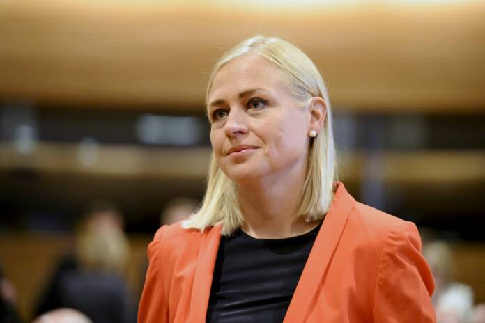 "En muuta pukeutumistani sen mukaan, ketä olen tapaamassa. Minulla on linja, etten esimerkiksi osallistu tilaisuuksiin, joissa edellytetään kasvojen tai hiusten peittämistä", ulkoministeri Elina Valtonen sanoo asiasta kertoneelle Helsingin Sanomille. LEHTIKUVA / Roni Rekomaa