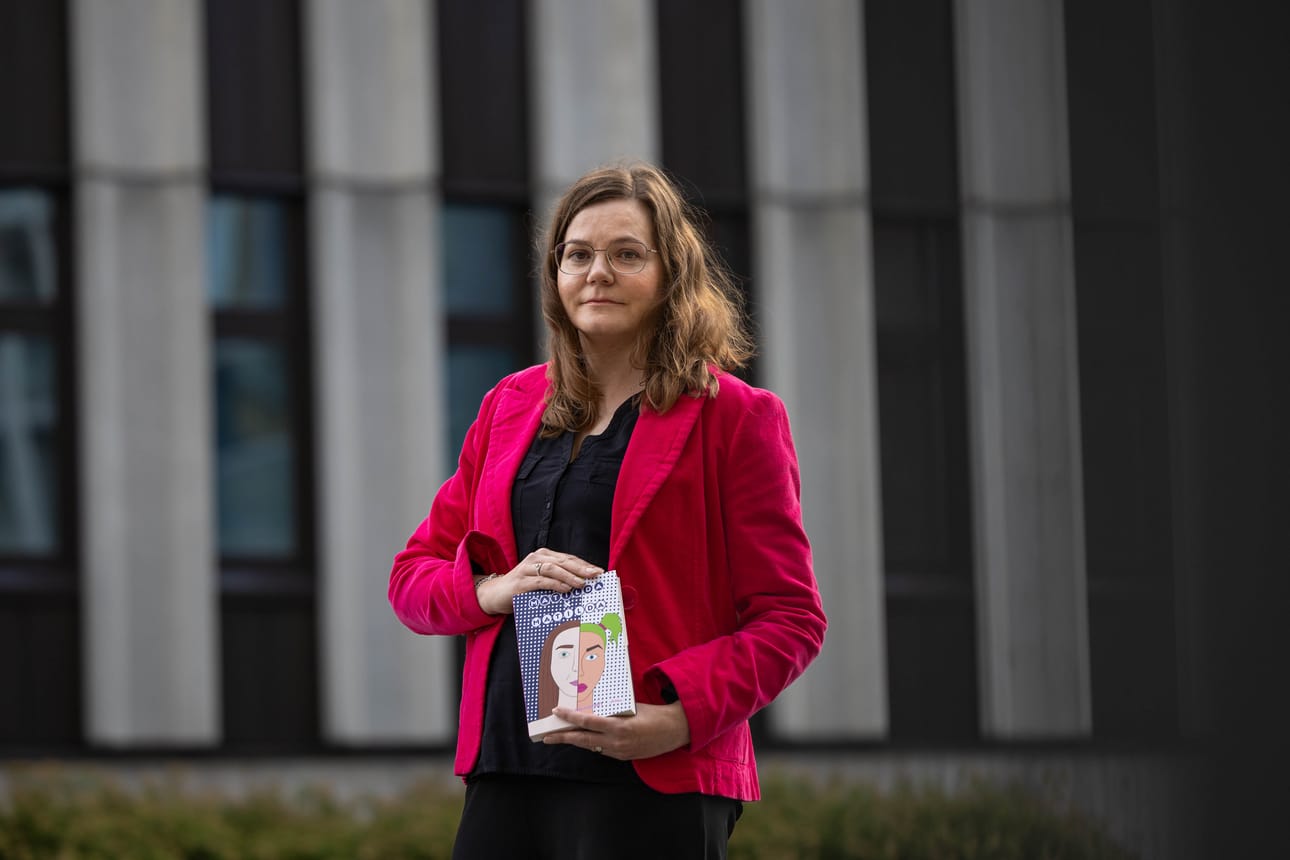 Kirjailija Heidi Heinosen mukaan Matilda X Matilda ei ole omakohtainen teos, vaikka joistain teemoista hänellä on myös henkilökohtaista kokemusta. Esikoisromaani ei ole minun tarinani, Heinonen sanoo.