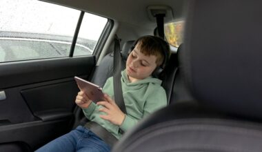 Suunnitteilla perheen kesäinen automatka? Tässä niksit, joilla takapenkkiläiset saavat netistä ja älylaitteista kaiken irti