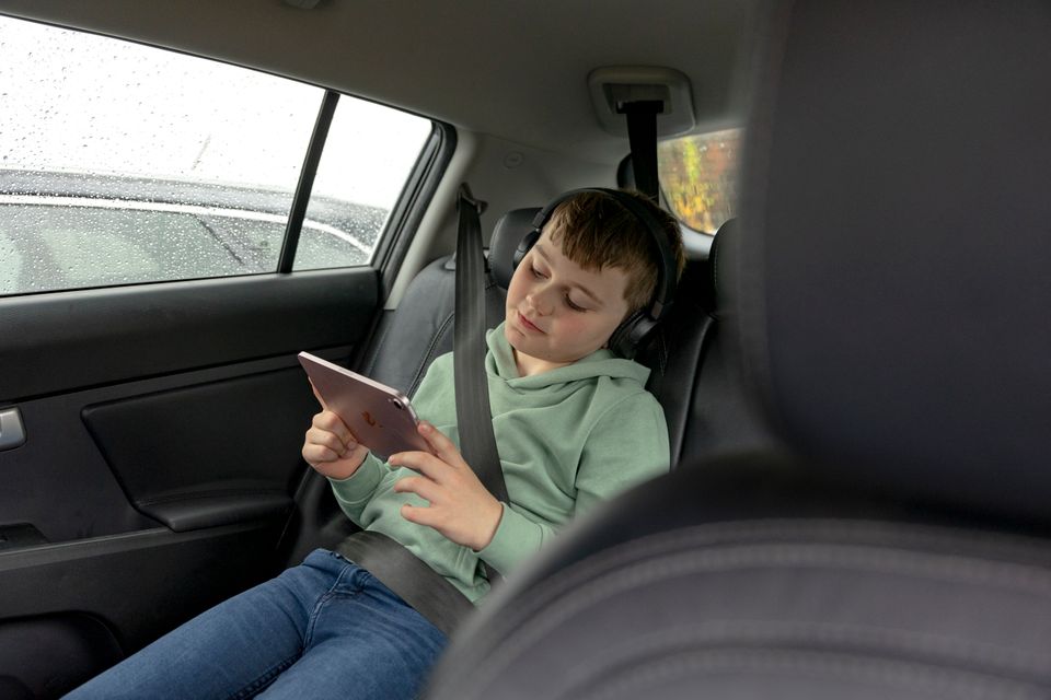 Suunnitteilla perheen kesäinen automatka? Tässä niksit, joilla takapenkkiläiset saavat netistä ja älylaitteista kaiken irti