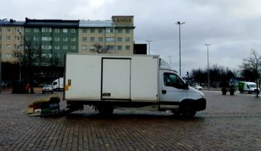 Hakaniemen torin ympäristön kunnostukset Helsingissä kestävät vielä pitkään - kysyimme, mitä yllätyksiä matkaan on mahtunut