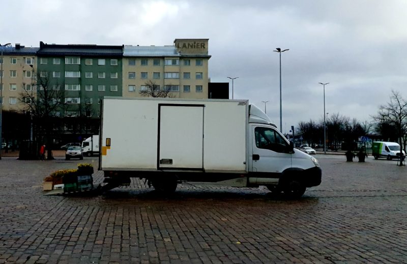 Hakaniemen torin ympäristön kunnostukset Helsingissä kestävät vielä pitkään - kysyimme, mitä yllätyksiä matkaan on mahtunut