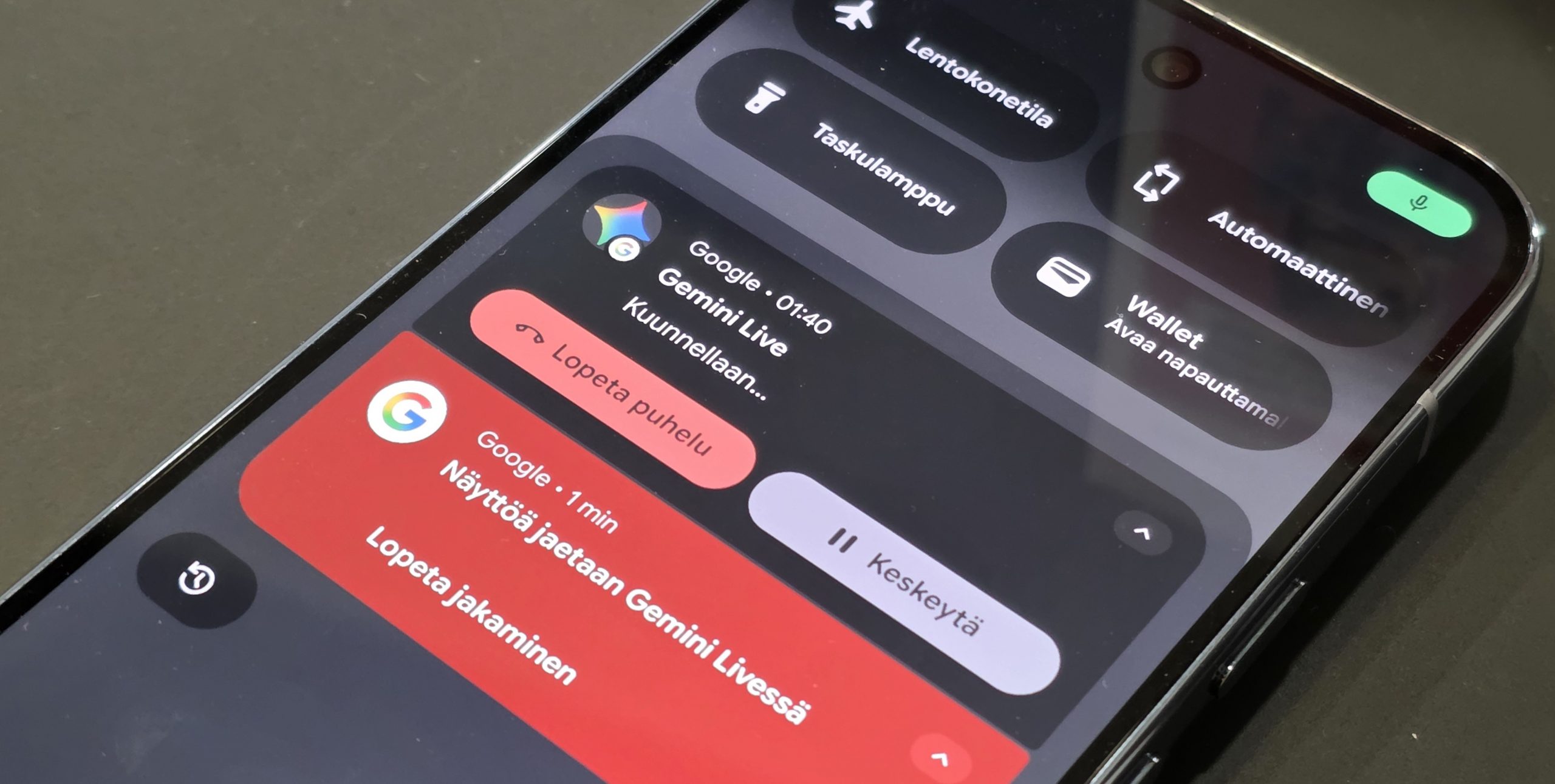 Geminin rooli käyttöliittymässä on alati kasvamaan päin. Kuvassa näyttöä jaetaan tekoälylle.