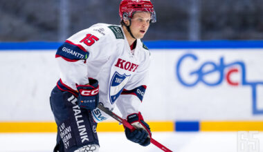 Otto Somppi poistui Helsingin jäähallin jäältä kolmannessa erässä.