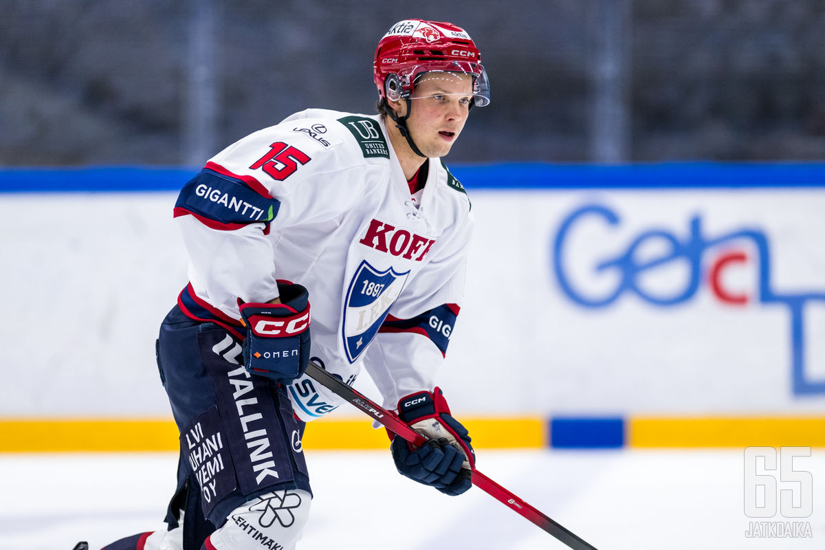 Otto Somppi poistui Helsingin jäähallin jäältä kolmannessa erässä.