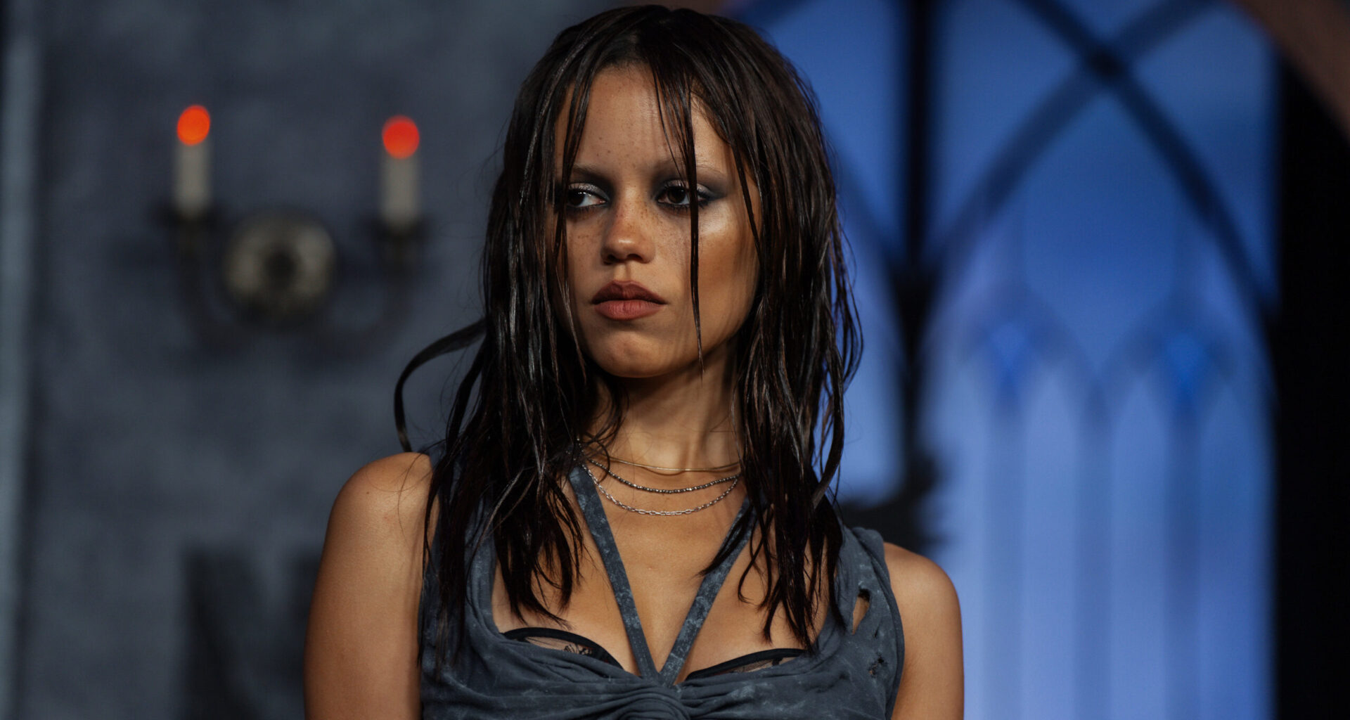 Nyt on rohkea asu! – Wednesday-stara Jenna Ortega välkehti Emmy-gaalassa