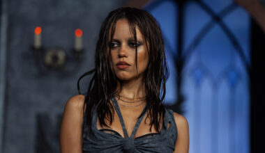 Nyt on rohkea asu! – Wednesday-stara Jenna Ortega välkehti Emmy-gaalassa